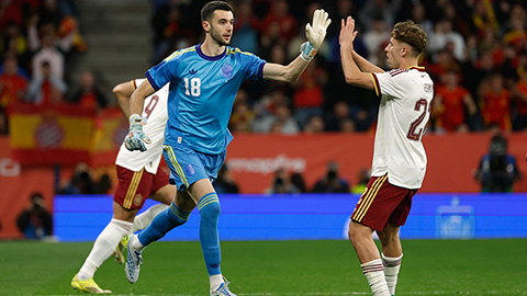 Joan Garcia ra mắt ĐT Tây Ban Nha làm vấn đề thủ môn ngày càng phức tạp